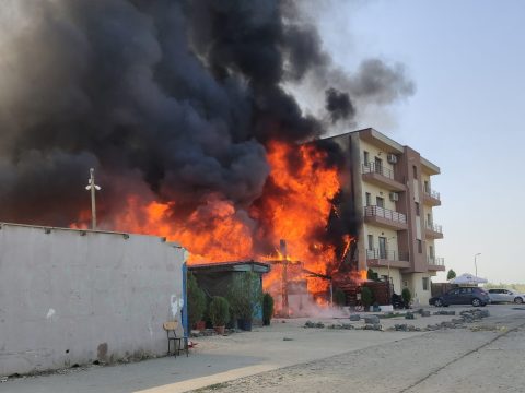 Leégett egy templom Konstancán, egy szomszédos tömbházat is érintett a tűz