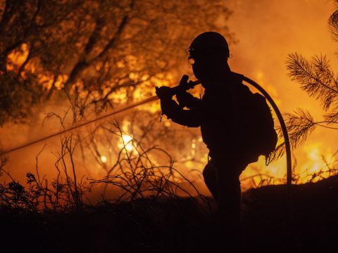 Románia is küld tűzoltókat a franciaországi erdőtüzek megfékezésére