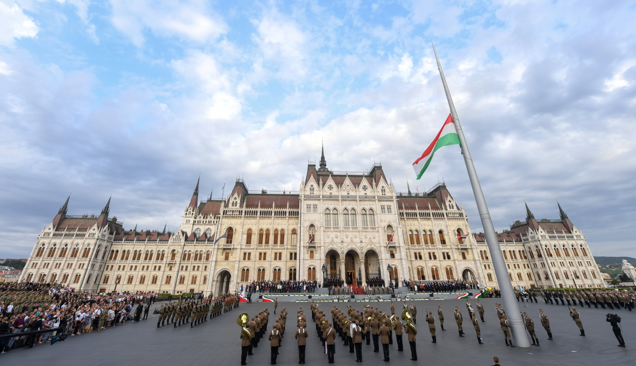 Augusztus 20.: az államalapításra emlékezik a világ magyarsága