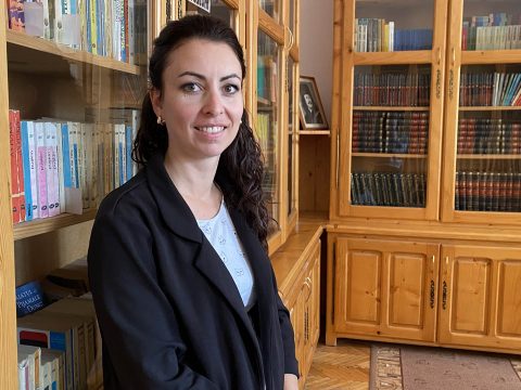 Elfogadta a minisztérium az új romántankönyvet