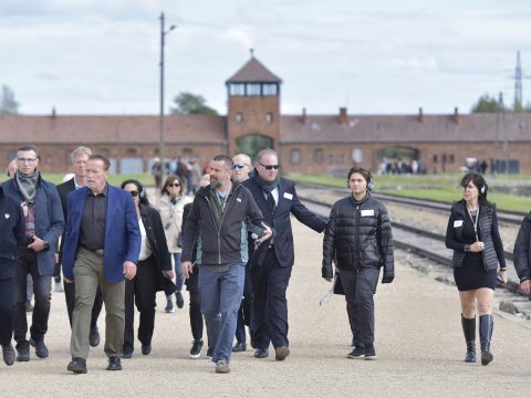 Auschwitzba látogatott Arnold Schwarzenegger