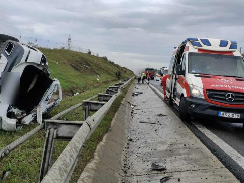 Magyar mentőautó személyzete nyújtott elsősegélyt az észak-erdélyi autópályán