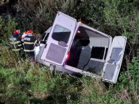 Árokba borult egy kisbusz Farkasvágó közelében, hat gyermek megsérült