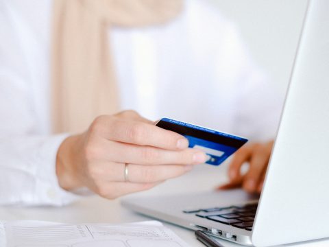 A banki szolgáltatásokat használók közel fele szokott interneten vagy okostelefonon keresztül fizetni