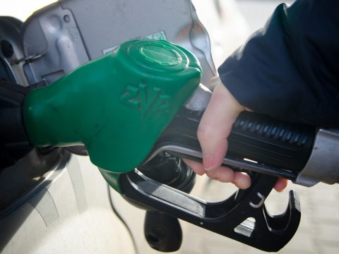 Hat lej alá csökkent a benzin literenkénti ára