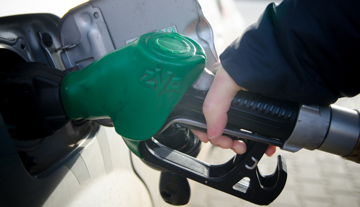 Hat lej alá csökkent a benzin literenkénti ára