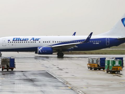 Felfüggesztette hétfőig valamennyi Romániából induló járatát a Blue Air