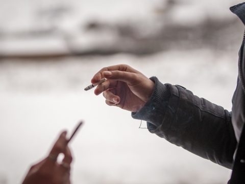 Egy életre betiltották a fiatalok dohányzását Új-Zélandon