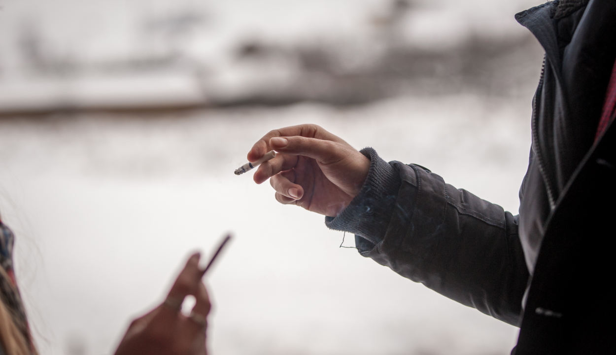 Felmérés: a romániai dohányosok 18 éves koruk körül gyújtanak rá először