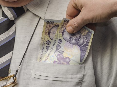 Bűnvádi eljárás indult a bukaresti katonai kórház egyik orvosa ellen csúszópénz elfogadása miatt