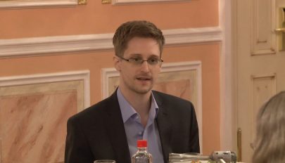 Putyin orosz állampolgárságot adományozott Snowden amerikai kiszivárogtatónak