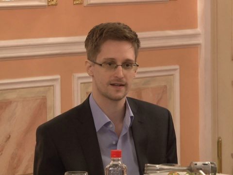 Putyin orosz állampolgárságot adományozott Snowden amerikai kiszivárogtatónak