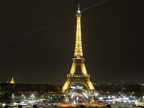Korábban lekapcsolják az Eiffel-torony díszkivilágítását, hogy áramot spóroljanak