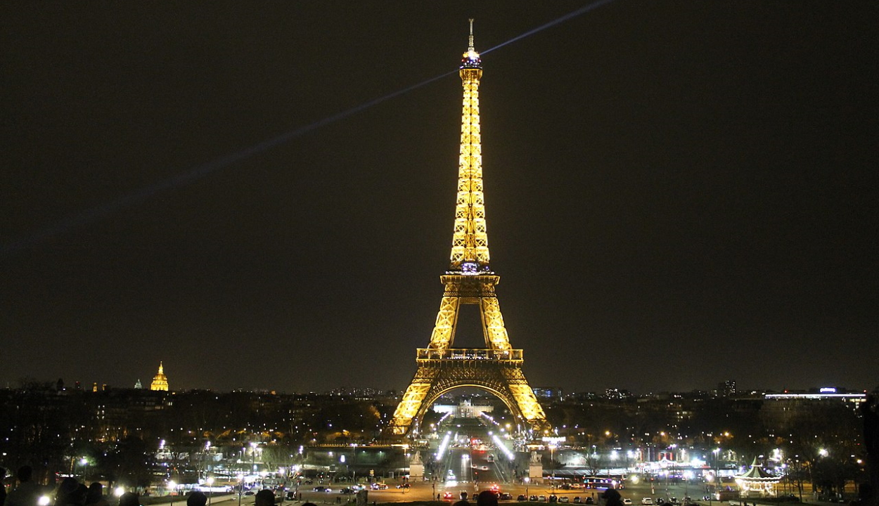 Korábban lekapcsolják az Eiffel-torony díszkivilágítását, hogy áramot spóroljanak
