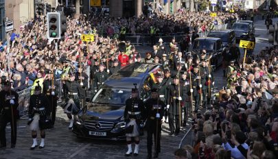 Felravatalozták II. Erzsébet királynő koporsóját Edinburghban