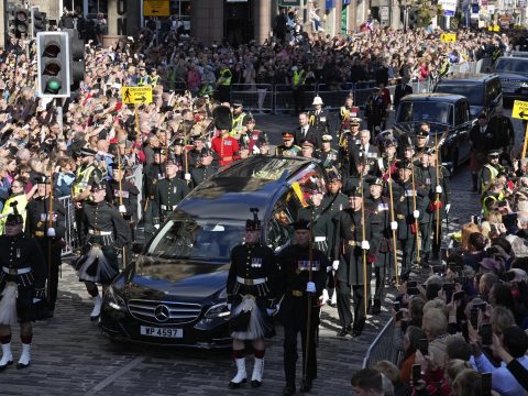 Felravatalozták II. Erzsébet királynő koporsóját Edinburghban