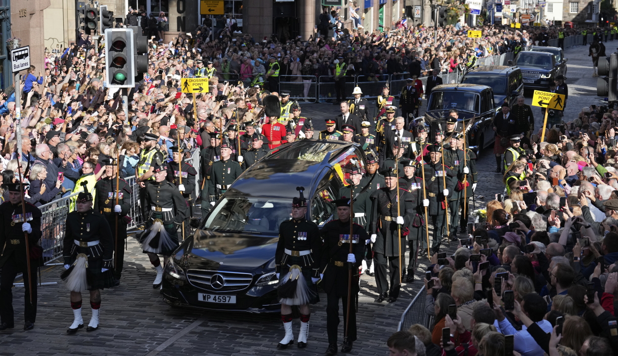 Felravatalozták II. Erzsébet királynő koporsóját Edinburghban