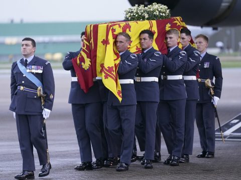 Felravatalozzák Erzsébet királynő koporsóját a londoni parlamentben