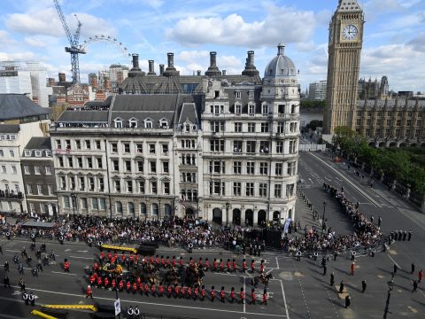 Felravatalozták Erzsébet királynő koporsóját a londoni parlamentben
