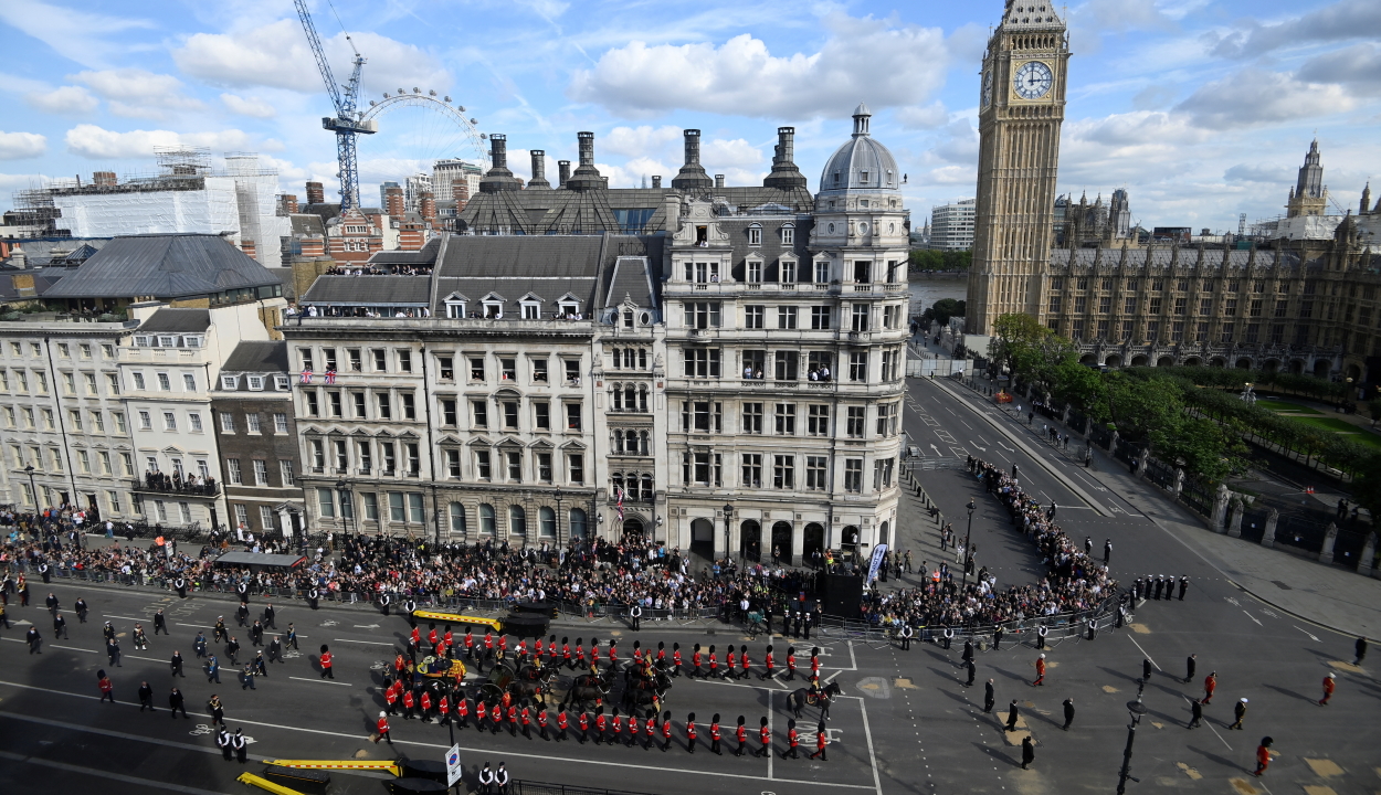 Felravatalozták Erzsébet királynő koporsóját a londoni parlamentben