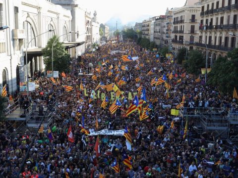 Több százezren tüntettek a katalán függetlenségért Barcelonában
