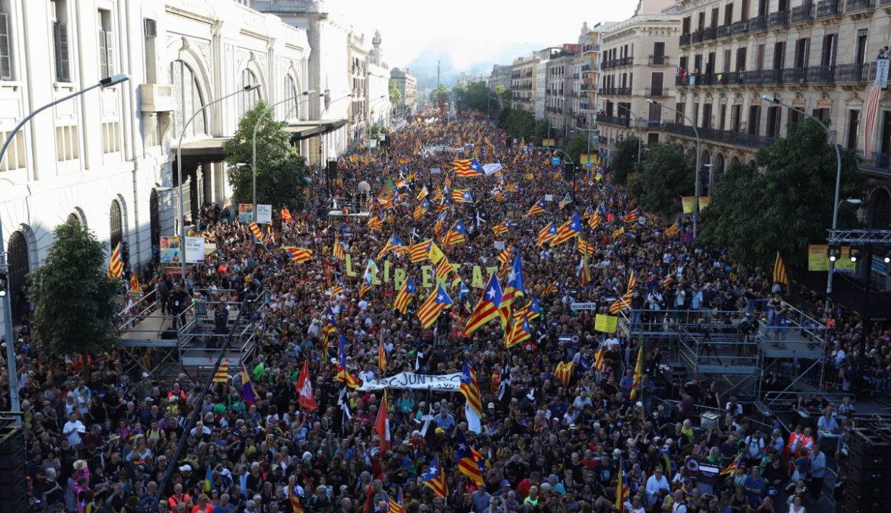 Több százezren tüntettek a katalán függetlenségért Barcelonában