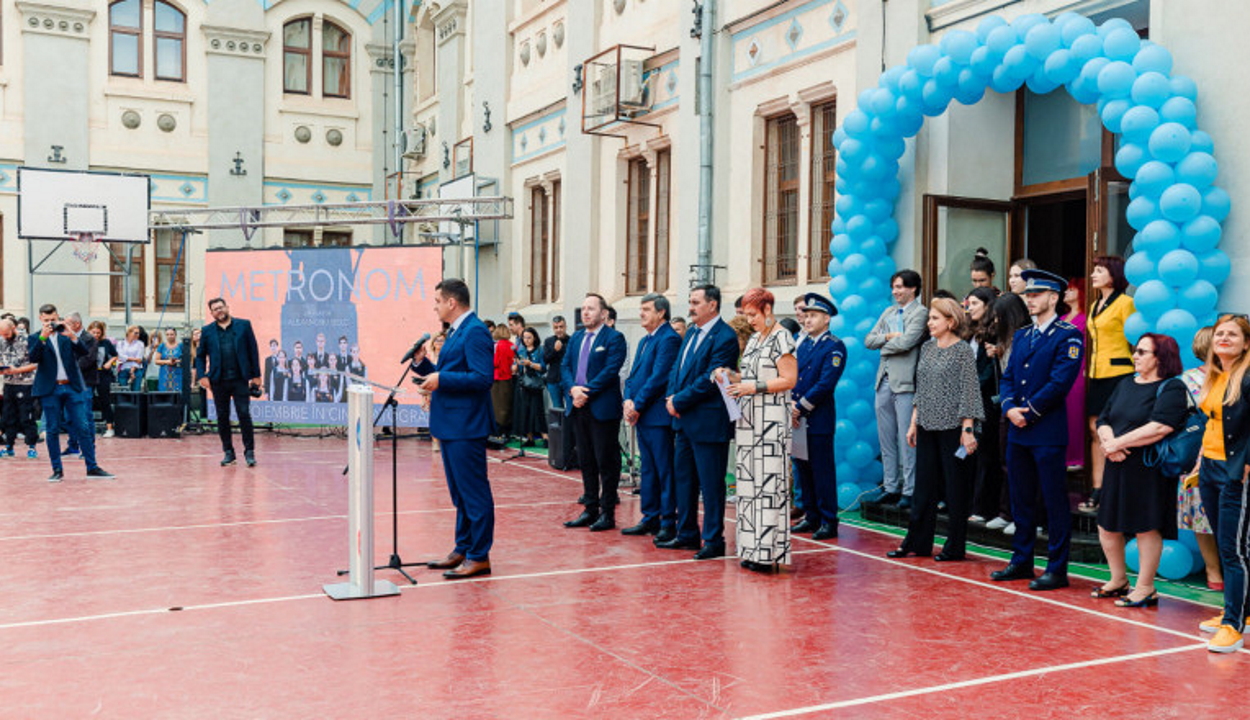 Kipfujolták George Simiont egy bukaresti tanévnyitón