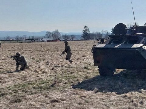 Gyakorlatozni induló katonai járművek haladnak át Kovászna megyén