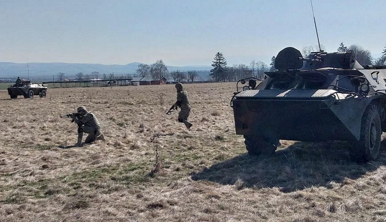 Gyakorlatozni induló katonai járművek haladnak át Kovászna megyén