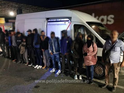 Orvosi maszkokat szállító kisbuszba rejtőzve próbált Magyarországra jutni 17 migráns