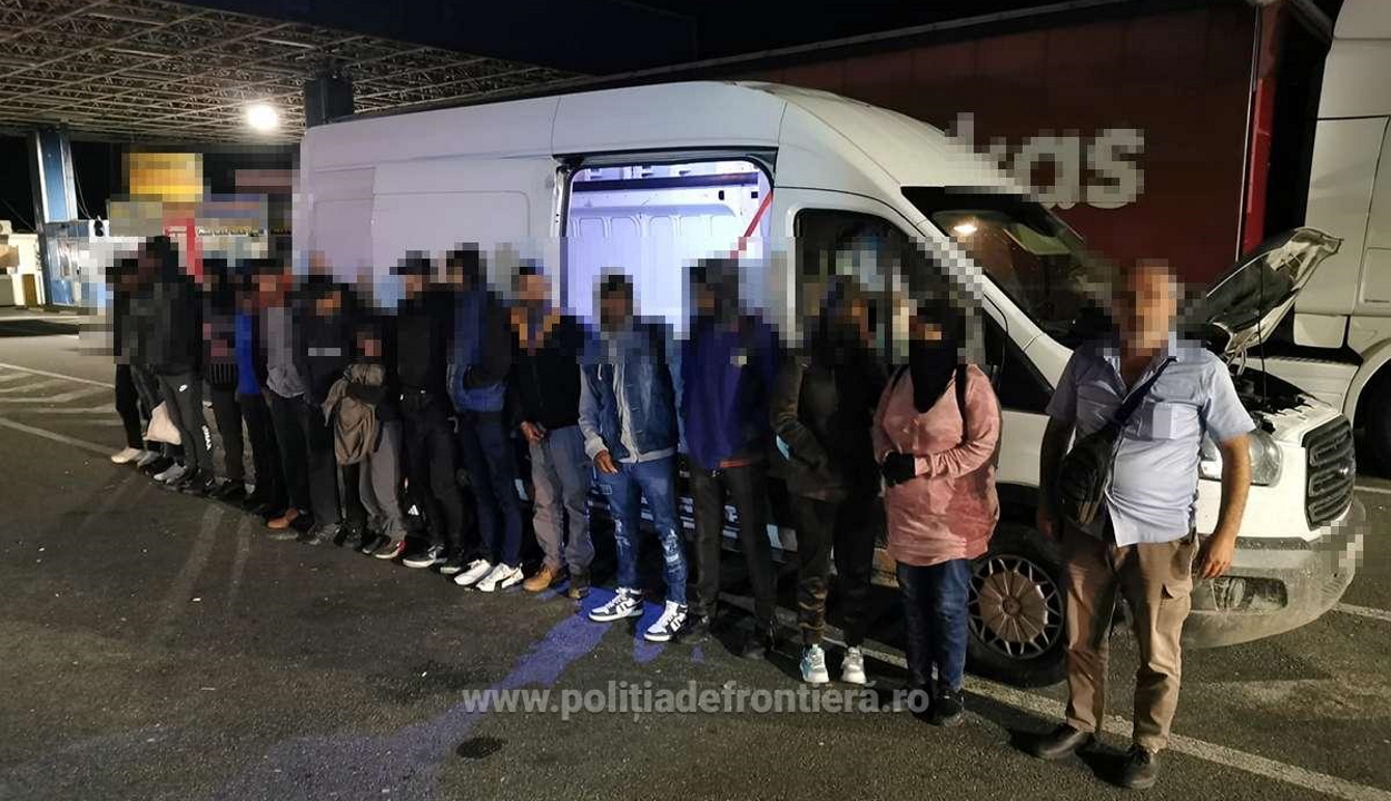 Orvosi maszkokat szállító kisbuszba rejtőzve próbált Magyarországra jutni 17 migráns