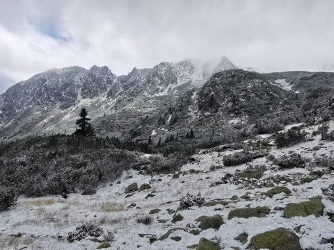 Lehullott az első hó a Retyezátban