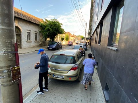 Tervezet: a rendőrség a járdáról is elszállíthatja a szabálytalanul parkoló autókat