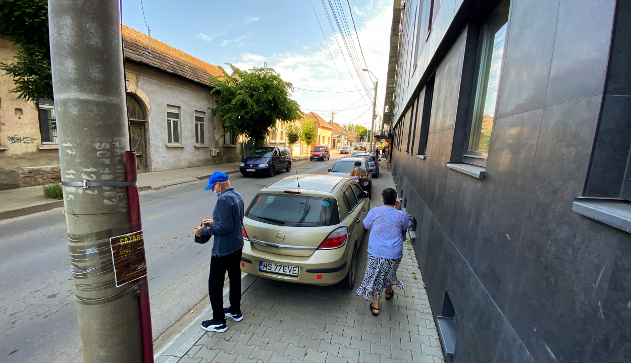 Ezután a járdákon szabálytalanul parkoló gépkocsikat is elszállíthatja a rendőrség