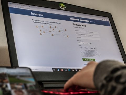 A Facebook megerősíti az álhírek moderálását a csoportokban