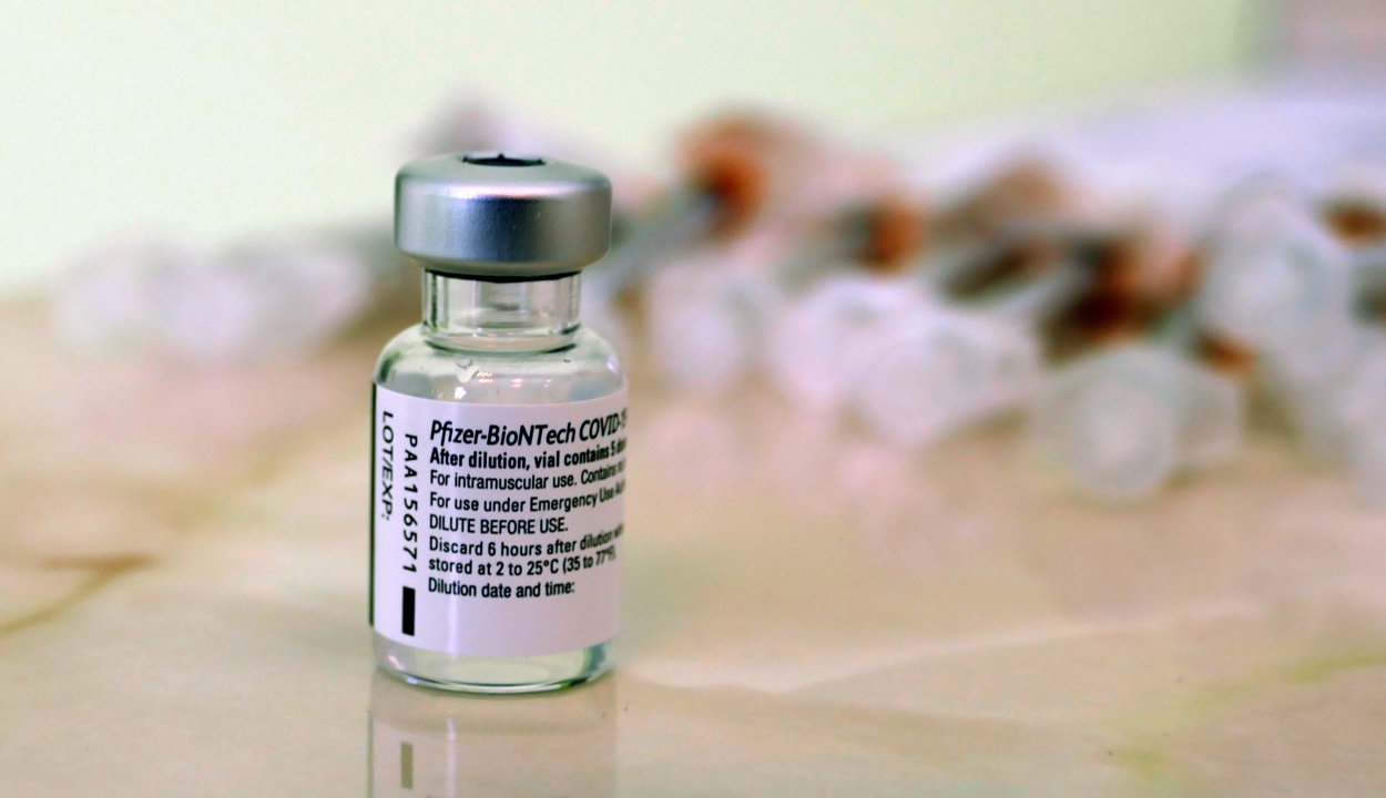 Az EMA forgalmazásra javasolta az omikron variáns elleni Pfizer- és Moderna-vakcinákat