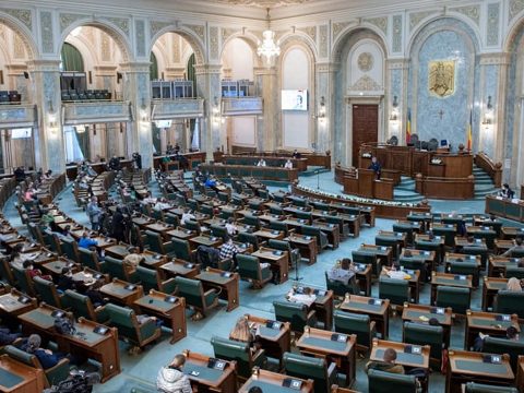 A közjogi méltóságok és a helyi választott tisztségviselők fizetésemeléséről döntött a szenátus