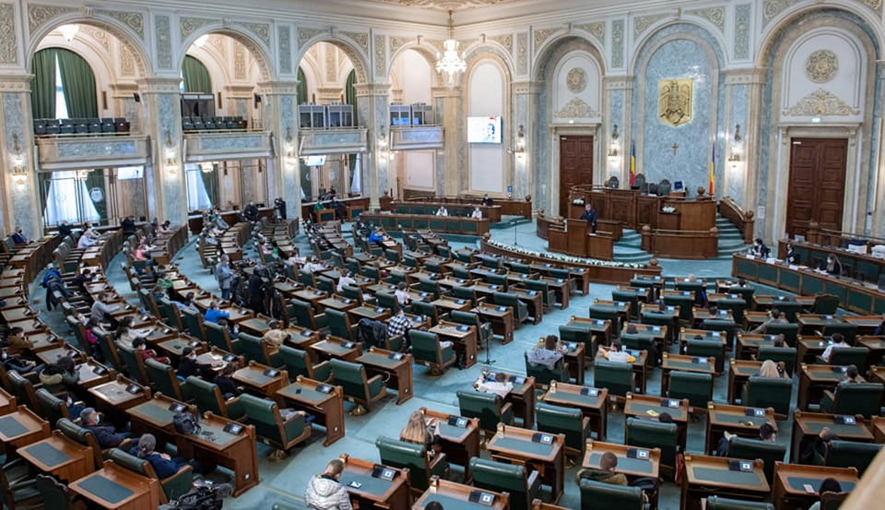 A közjogi méltóságok és a helyi választott tisztségviselők fizetésemeléséről döntött a szenátus