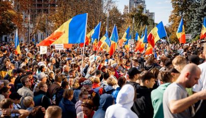 Ezrek tüntettek a moldovai fővárosban a kormány lemondását követelve