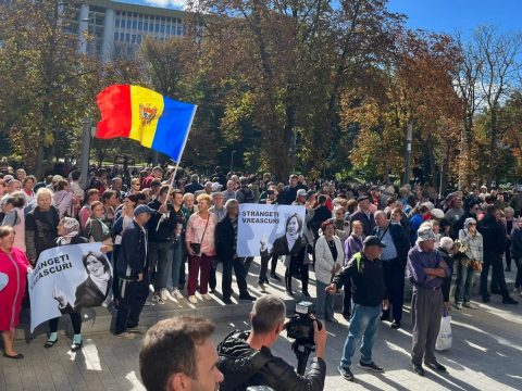 Ezrek követelték Moldovában a kormány lemondását