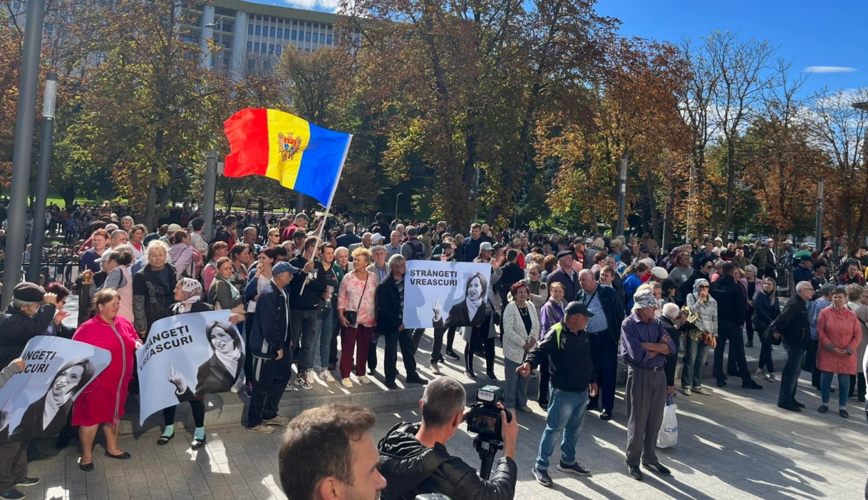 Ezrek követelték Moldovában a kormány lemondását