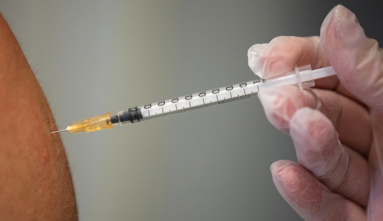 Szabadon igényelhető az omikron alváltozatai ellen kifejlesztett vakcina
