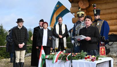 Magunkra találva a jövőbe nézni