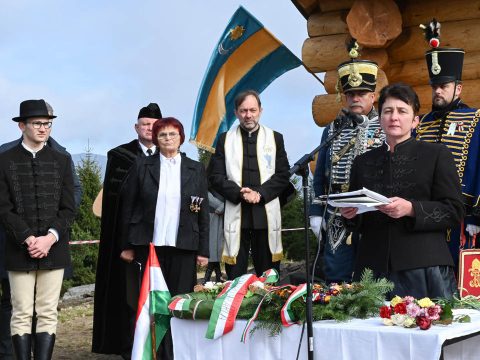 Magunkra találva a jövőbe nézni