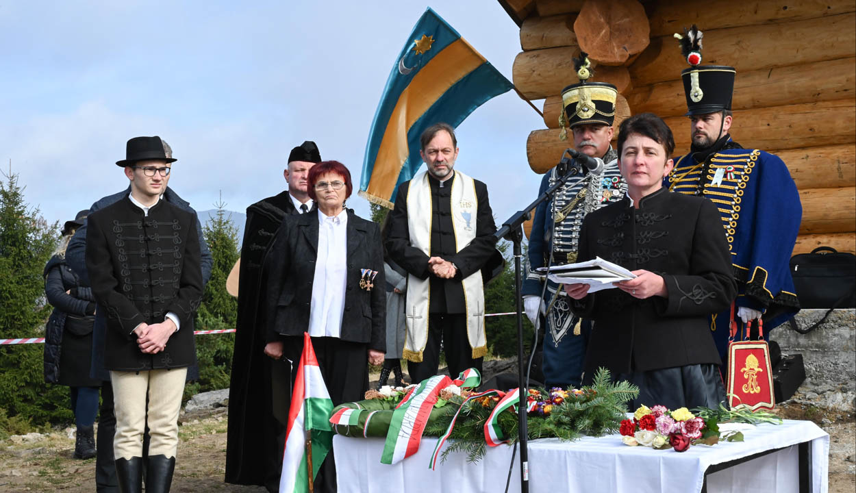 Magunkra találva a jövőbe nézni