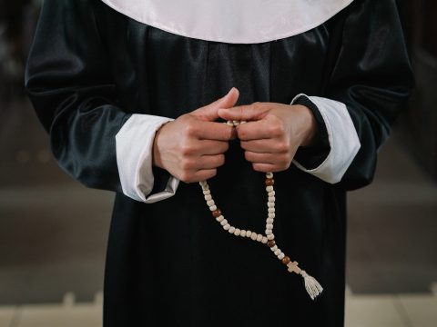 Ferenc pápa szerint a papok és az apácák is néznek pornót