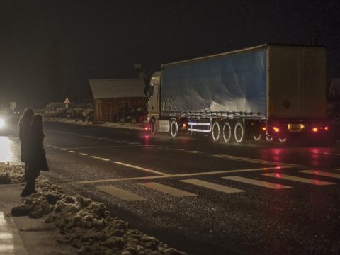 Megfelelő világítással kell ellátni a jelzőlámpa nélküli gyalogátkelőket