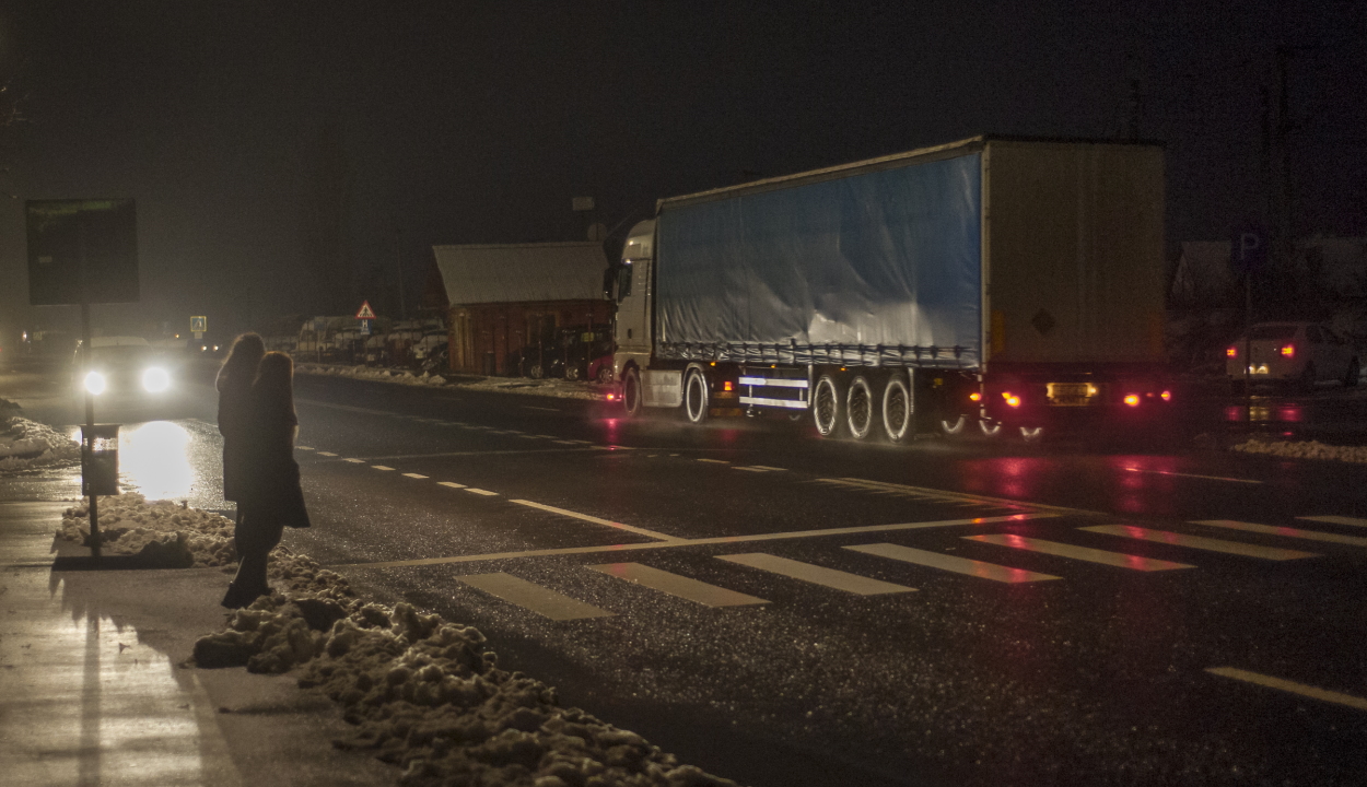 Megfelelő világítással kell ellátni a jelzőlámpa nélküli gyalogátkelőket