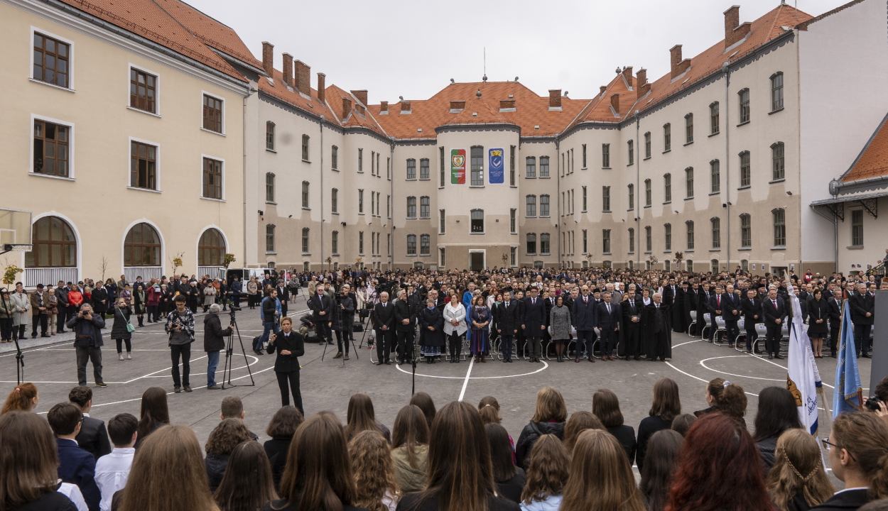 Marosvásárhelyen felavatták Erdély legnagyobb magyar iskolájának felújított épületegyüttesét