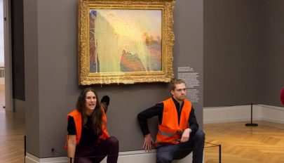 Burgonyapürével öntötték Claude Monet legdrágább festményét környezetvédő aktivisták